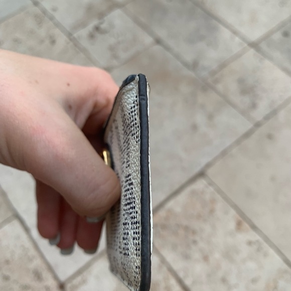 Micheal Kors keychain wallet - Picture 3 of 16